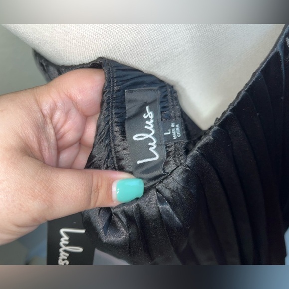 Lulus ‘Feeling Snazzy’ Black Satin Pleated Mini Skirt, NWT - Picture 4 of 9